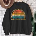 Damen Das Ist Was Ich Tue Ich Lese Bücher Und Ich Weiß Dinge Mit-Ausschnitt Sweatshirt Geschenke für alte Frauen