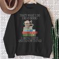 Das Ist Was Ich Mache Ich Lese Bücher Ich Trinke Kaffee Und Ich Weiß Dinge Sweatshirt Geschenke für alte Frauen