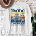 Das Ist Das Was Ich Mache Ich Hunde Haustiere Ich Fahrre Tractors Ich Weiß Dinge Sweatshirt Geschenke für alte Frauen