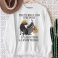 Das Ist Was Ich Mache Ich Pet Dogs Ich Spiel Guitarren Und Ich Weiß Things Sweatshirt Geschenke für alte Frauen