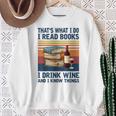 Das Ist Was Ich Tue Ich Lese Bücher Ich Trinke Wein Und Ich Weiß Dinge Gray Sweatshirt Geschenke für alte Frauen