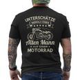 Unterschätze Niemals Einen Old Mann Auf Einem Motorrad T-Shirt mit Rückendruck