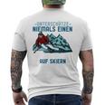 Unterschätze Niemals Einen Alten Mann Auf Skis I Skiing Long-Sleeved T-Shirt mit Rückendruck