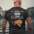 Damen Ist So Ein Tiger Ding Lustiger Spruch Tiger Mit-Ausschnitt T-Shirt mit Rückendruck Geschenke für alte Männer