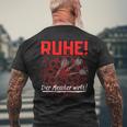 With Darts Quote Ruhe Der Meister Wirft T-Shirt mit Rückendruck Geschenke für alte Männer