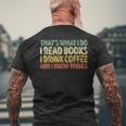 Das Ist Was Ich Mache Ich Lese Büches Ich Trinke Kaffee Ich Weiß Dinge S T-Shirt mit Rückendruck Geschenke für alte Männer