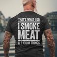 Das Ist Was Ich Mache Ich Rauche Fleisch Und Ich Weiß Dinge Bbq T-Shirt mit Rückendruck Geschenke für alte Männer