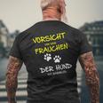 Vorsichtor Dem Frauchen Der Hund Ist Harmlos Careful Before The T-Shirt mit Rückendruck Geschenke für alte Männer