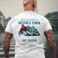 Unterschätze Niemals Einen Alten Mann Auf Skis I Skiing Long-Sleeved T-Shirt mit Rückendruck Geschenke für alte Männer