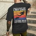 Damen Das Ist Was Ich Mache Ich Streichle Katzen I Scuba Dive & Ich Weiß Dinge Mit-Ausschnitt T-Shirt mit Rückendruck Geschenke für Ihn