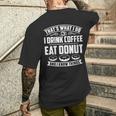 Damen Das Ist Was Ich Trinke Kaffee Esse Donuts Und Weiß Dinge Mit-Ausschnitt T-Shirt mit Rückendruck Geschenke für Ihn