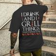 Damen Ich Trinke Und Grille Dinge Das Ist Es Was Ich Tue Urkomis Mit-Ausschnitt T-Shirt mit Rückendruck Geschenke für Ihn