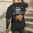 Damen Ist So Ein Tiger Ding Lustiger Spruch Tiger Mit-Ausschnitt T-Shirt mit Rückendruck Geschenke für Ihn