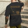 Das Ist Was Ich Mache Ich Spiele Gitarre Ich Lese Bücher Ich Weiß Dinge T-Shirt mit Rückendruck Geschenke für Ihn