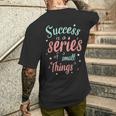 Success Ist Eine Reiheon Kleinen Dingen Motivierende Worte T-Shirt mit Rückendruck Geschenke für Ihn