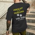 Vorsichtor Dem Frauchen Der Hund Ist Harmlos Careful Before The T-Shirt mit Rückendruck Geschenke für Ihn