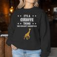 Damen Ist So Ein Giraffe Ding Lustiger Spruch Giraffen Mit-Ausschnitt Sweatshirt Frauen Lustige Geschenke