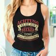 Women's Achtung Es Ist Ein Becker Ding Last Name Plate With-Neck Tank Top Frauen Geschenke für Sie