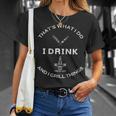 Damen Das Ist Was Ich Tue Ich Trinke Und Ich Grille Dinge Mit-Ausschnitt T-Shirt Geschenke für Sie