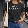 Damen Team Ankney Stolzer Familienname Nachname Mit-Ausschnitt T-Shirt Geschenke für Sie