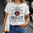 Damen Das Ist Was Ich Tue Ich Rauche Fleisch Und Ich Weiß Dinge Mit-Ausschnitt T-Shirt Geschenke für Sie