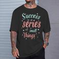 Success Ist Eine Reiheon Kleinen Dingen Motivierende Worte T-Shirt Geschenke für Ihn