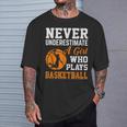 Unterschätze Niemals Ein Girl Das Basketball Plays T-Shirt Geschenke für Ihn