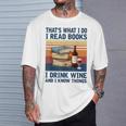 Das Ist Was Ich Tue Ich Lese Bücher Ich Trinke Wein Und Ich Weiß Dinge Gray T-Shirt Geschenke für Ihn