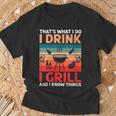 Damen Bbq Beer Freedome Das Ist Was Ich Trinke Und Weiß Dinge Mit-Ausschnitt T-Shirt Geschenke für alte Männer