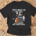 Damen Das Ist Was Ich Mache Ich Pet Cats Ich Spiele Gitarren & Ich Weiß Dinge Mit-Ausschnitt T-Shirt Geschenke für alte Männer