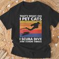 Damen Das Ist Was Ich Mache Ich Streichle Katzen I Scuba Dive & Ich Weiß Dinge Mit-Ausschnitt T-Shirt Geschenke für alte Männer