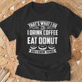 Damen Das Ist Was Ich Trinke Kaffee Esse Donuts Und Weiß Dinge Mit-Ausschnitt T-Shirt Geschenke für alte Männer