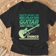 Damen Das Ist Was Ich Tue Ich Spiele Gitarre Und Ich Weiß Dinge Mit-Ausschnitt T-Shirt Geschenke für alte Männer