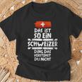 Damen Das Ist So Ein Schweizer Ding Dasersteht Du Nicht Mit-Ausschnitt T-Shirt Geschenke für alte Männer