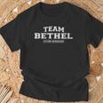 Damen Team Bethel Stolzer Familiennachname Nachname Geschenk Mit-Ausschnitt T-Shirt Geschenke für alte Männer