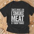 Das Ist Was Ich Mache Ich Rauche Fleisch Und Ich Weiß Dinge Bbq T-Shirt Geschenke für alte Männer