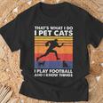 Das Ist Was Ich Mache Ich Spiele Fußball I Pet Cats & Ich Weiß Dinge T-Shirt Geschenke für alte Männer