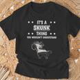 Ist So Ein Stinktier Ding Lustiger Spruch Stinktiere T-Shirt Geschenke für alte Männer