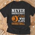 Unterschätze Niemals Ein Girl Das Basketball Plays T-Shirt Geschenke für alte Männer