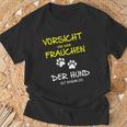 Vorsichtor Dem Frauchen Der Hund Ist Harmlos Careful Before The T-Shirt Geschenke für alte Männer