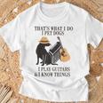 Das Ist Was Ich Mache Ich Pet Dogs Ich Spiel Guitarren Und Ich Weiß Things T-Shirt Geschenke für alte Männer