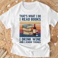 Das Ist Was Ich Tue Ich Lese Bücher Ich Trinke Wein Und Ich Weiß Dinge Gray T-Shirt Geschenke für alte Männer